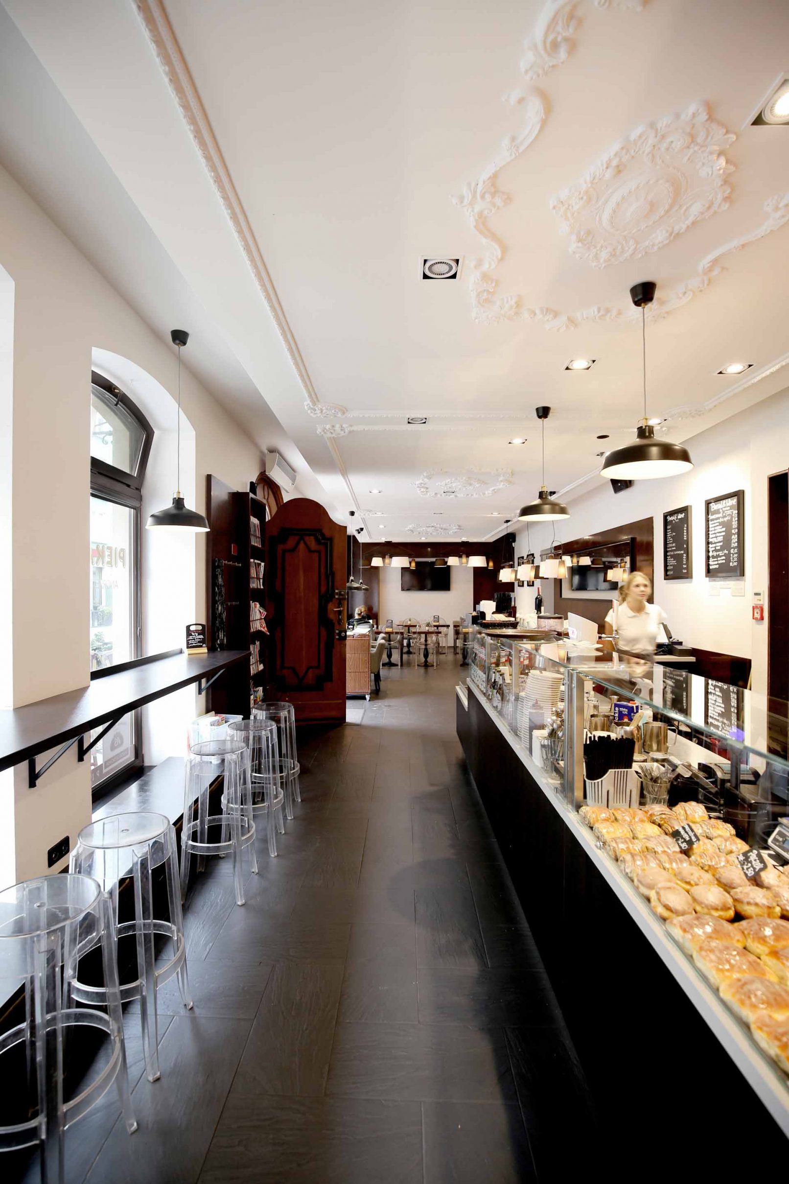 Projekt adaptacji lokalu - aranżacja strefy konsumpcyjnej