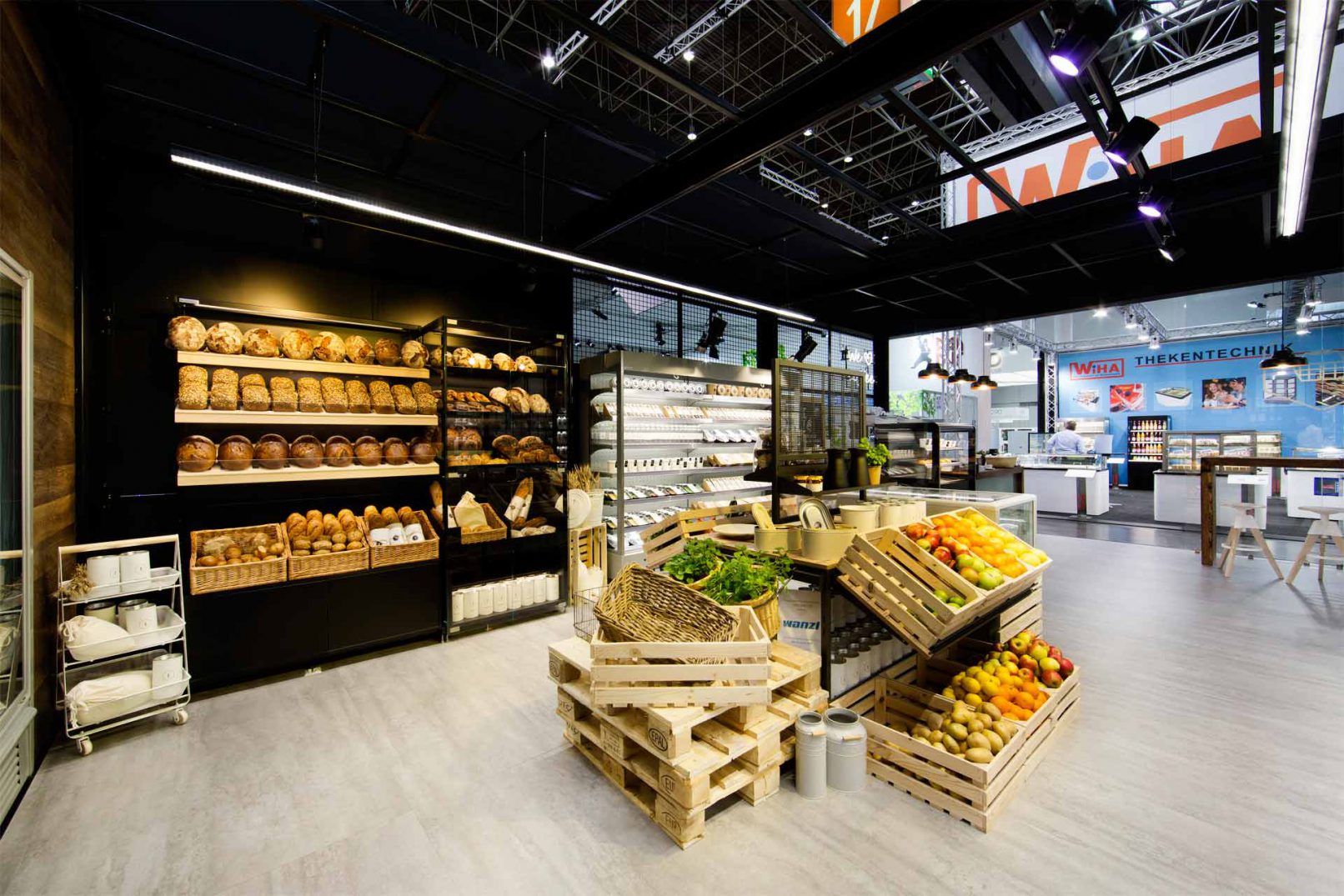 Projektowanie stoisk targowych - aranżacja z regałami