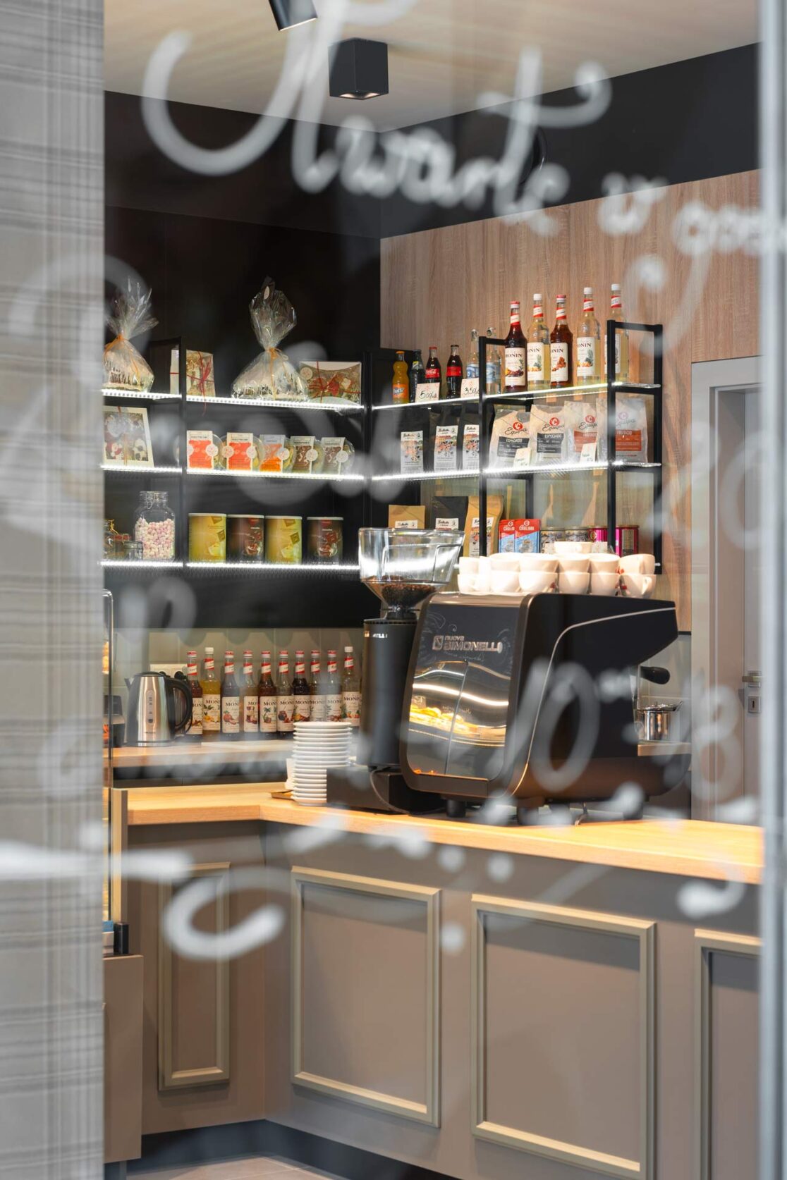 projekt lokalu zbliżenie na ekspres oraz półki