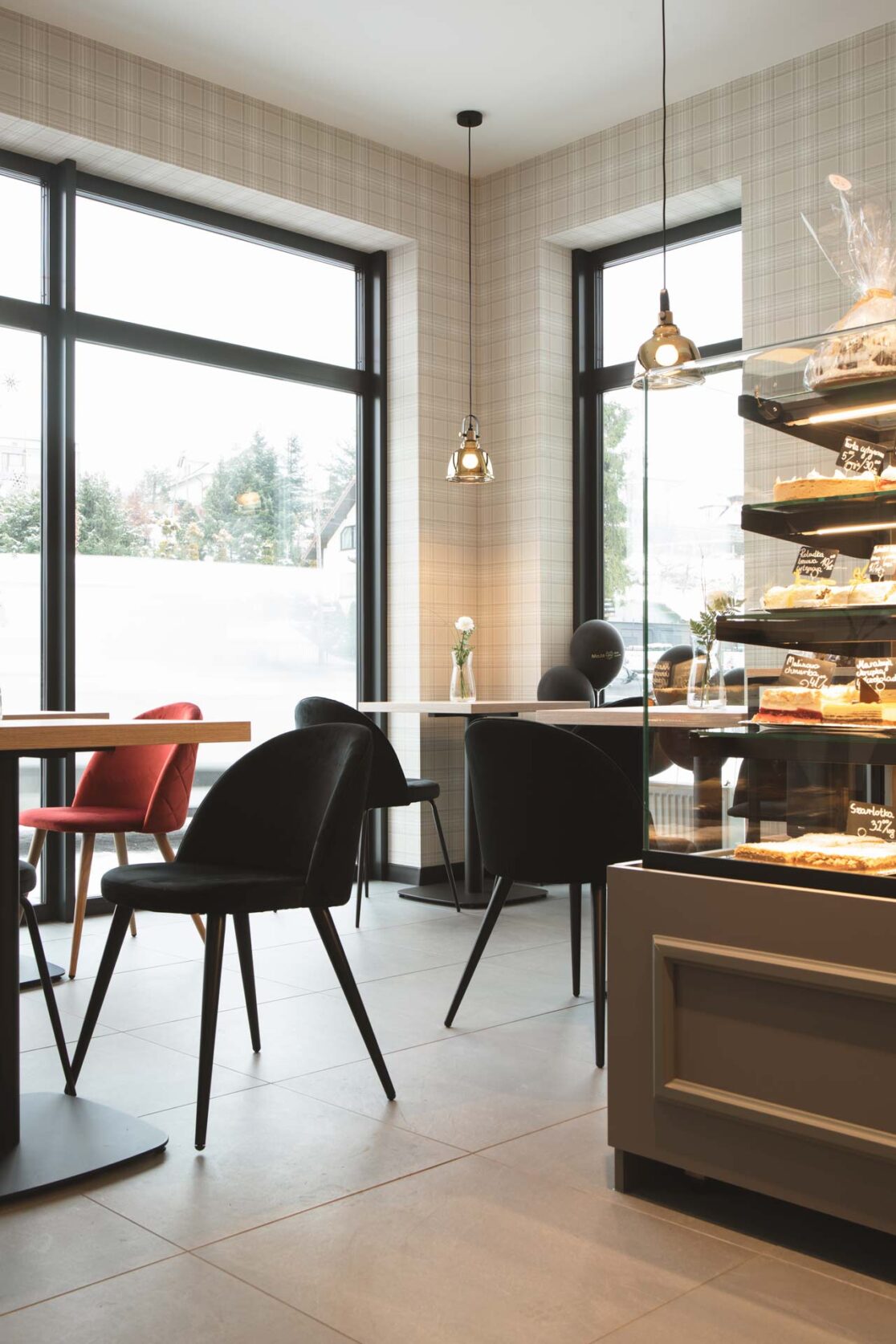 projekt lokalu widok na lodówkę oraz przestrzeń konsupcyjną. Krzesła oraz stoły