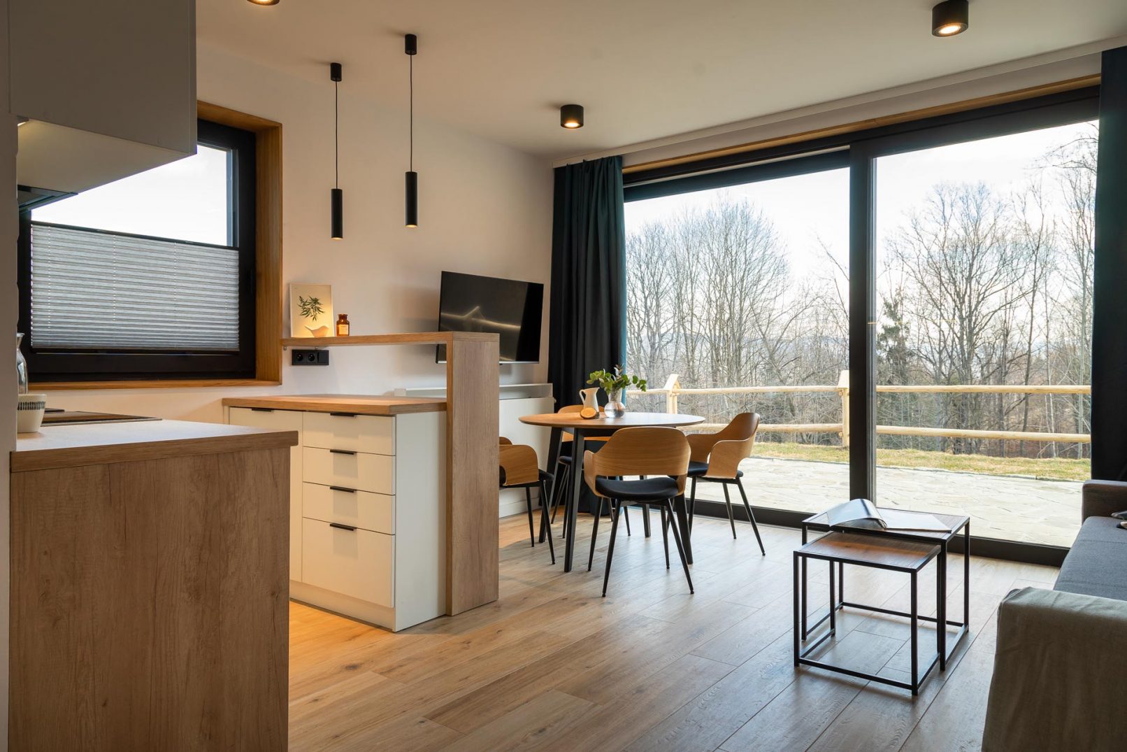 domki całoroczne, wnetrze domku, salon, kuchnia