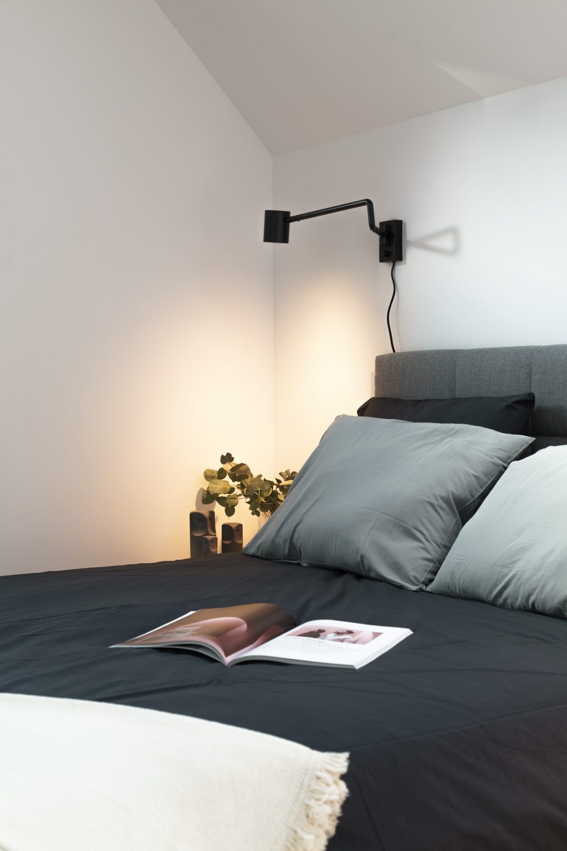 domki całoroczne, sypialnia, poduszki, lampka