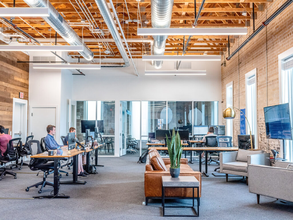 Jak zaprojektować nowoczesne biuro? Trendy 2023